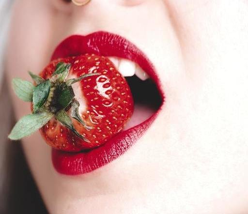rsz_rsz_2woman-with-red-lipstick-biting-strawberry-922705