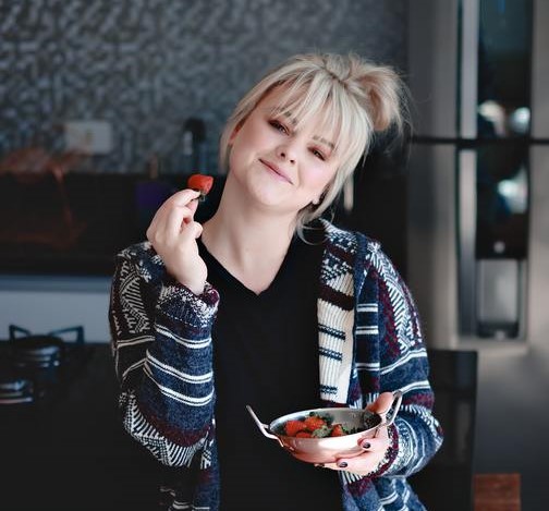 rsz_woman-eating-strawberries-2880657