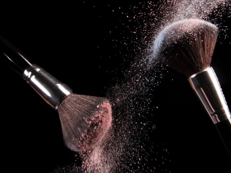 rsz_cosmetics-makeup-brushes-and-powder-dust-explosion-1926620_1