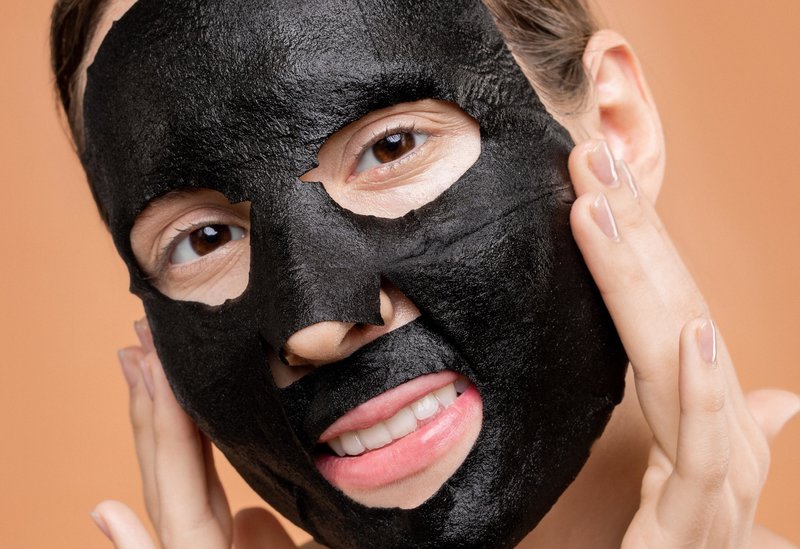rsz_person-covering-face-with-black-mask-3762559