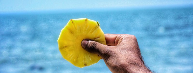 rsz_person-holding-sliced-pineapple-784897