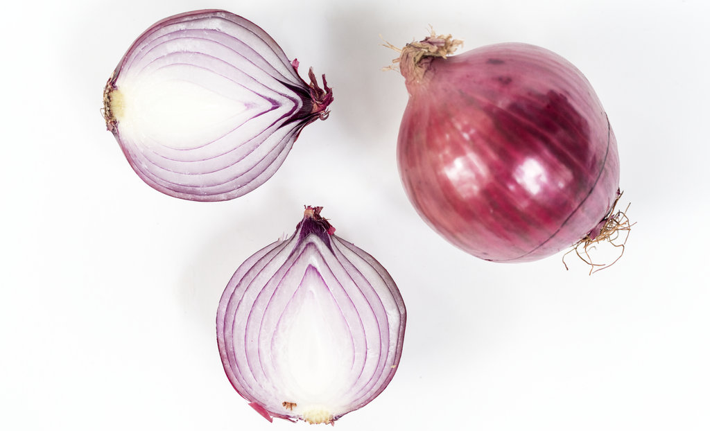 Top 7 Benefits Of Onion For Hair - Adapt Nature