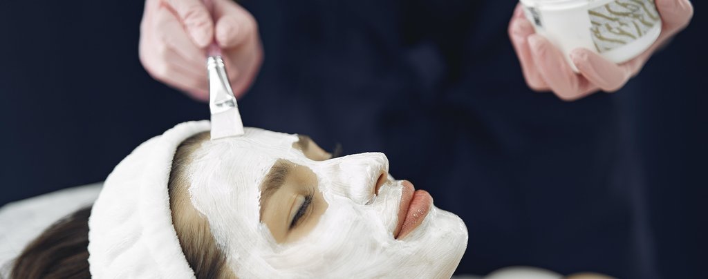 rsz_woman-with-white-facial-mask-3985338 yogurt face mask