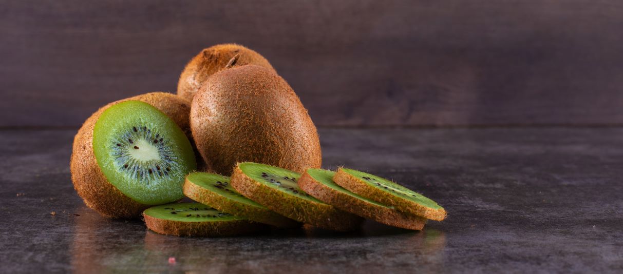 kiwi and its slices