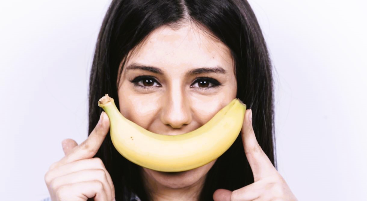 woman-with-banana-smile women holding banana for making whitening and glow face mask