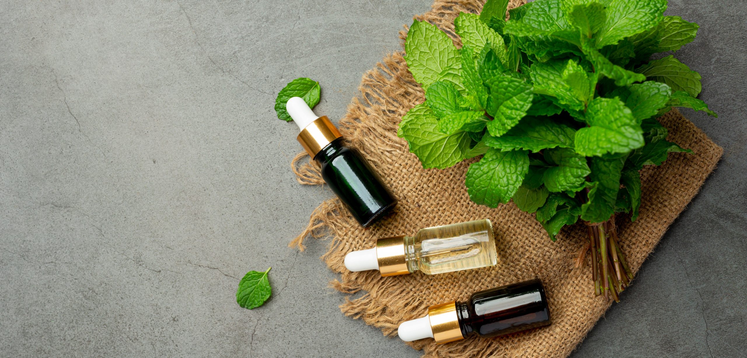 essential-oil-peppermint-bottle-with-fresh-green-peppermint (1) peppermint essential oil for hair