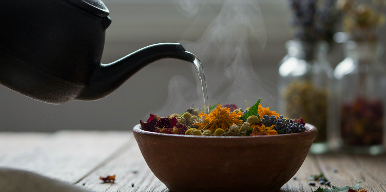 magnific_close-editorial-photograp_dtQyWuwXSL preparation of herbal face steaming